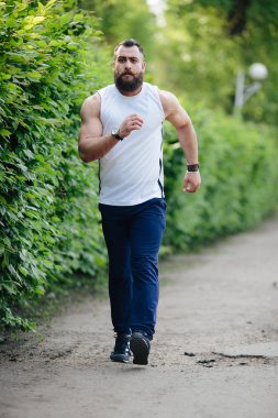 sakallı adam çalışır