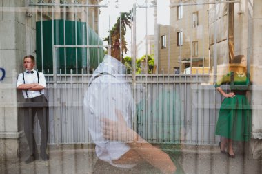 Avrupalı güzel çift sokakta poz veriyor