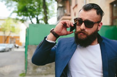 Sakallı işadamı seyir telefon