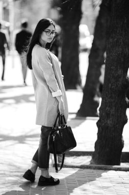 Güzel model Avrupa şehirde yürür.