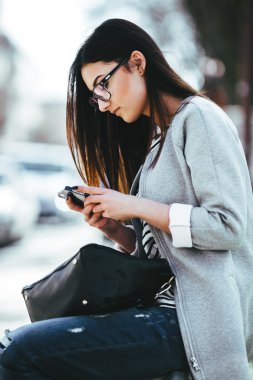 telefon ile şehrin ortasında modeli