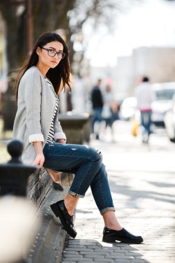 Bir ceket ve gözlük güzel model