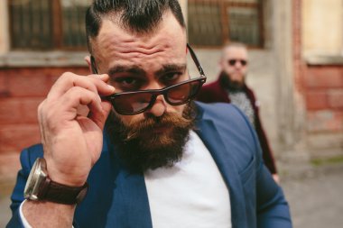 birbirlerine arka plan üzerine iki sakallı adam