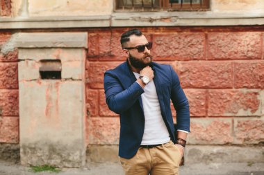 İki şık sakallı adam birbirlerine arka plan üzerinde