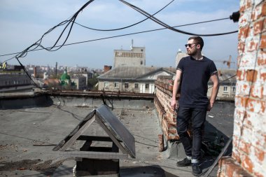 Selvedge kotla poz veren kendinden emin bir adam.