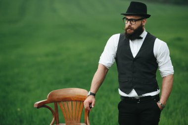 bir sakallı adam sandalye tarlada olarak düşünme