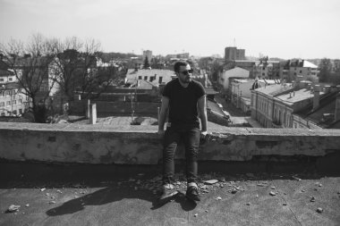 Selvedge kotla poz veren kendinden emin bir adam.