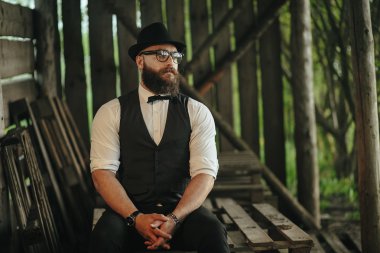 adam bir hangara bastırılmış ışık ile