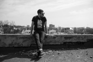 Selvedge kotla poz veren kendinden emin bir adam.