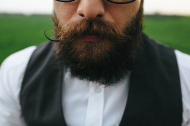 sakallı adam alanında tıraş hazırlanılıyor