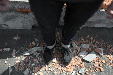 Selvedge kotla poz veren kendinden emin bir adam.