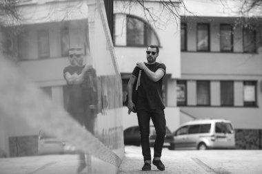 Selvedge kotla poz veren kendinden emin bir adam.