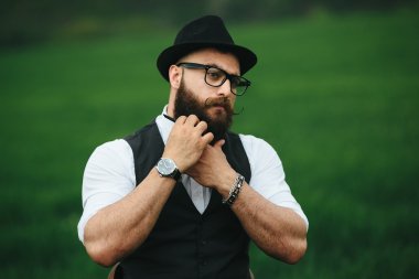 sakallı adam alanında tıraş hazırlanılıyor