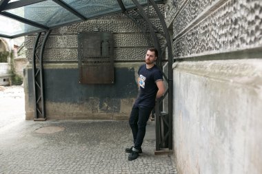 Selvedge kotla poz veren kendinden emin bir adam.