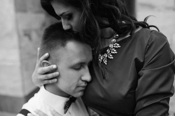 Beautiful girl embraces her boyfriend — Stock Photo, Image