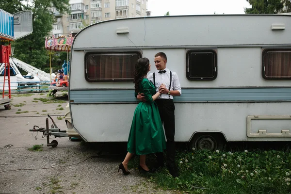 Man and woman is hidden from view behind a trailer — Stock Photo, Image