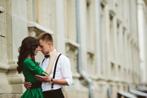 欧洲美丽的一对情侣在街上摆姿势 — 图库照片