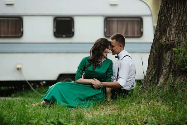 Man and woman under a tree — Stock Photo, Image