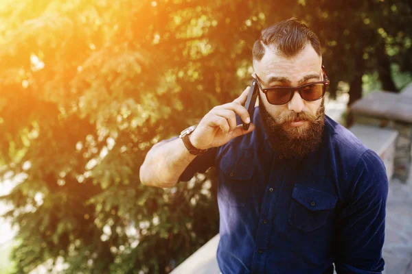 Bearded speaks by phone — Stock Photo, Image