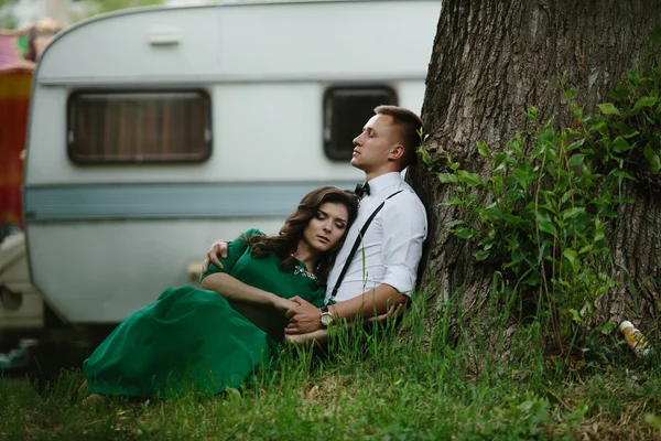 Man en vrouw onder een boom — Stockfoto