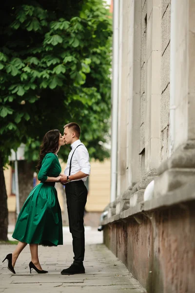 Européen beau couple posant dans la rue — Photo