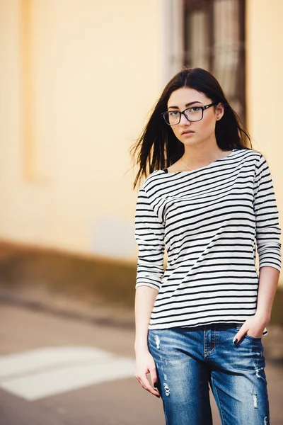 Modelo bonito em uma camisola listrada — Fotografia de Stock