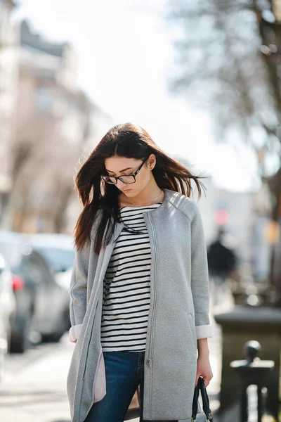 Güzel model Avrupa şehirde yürür.