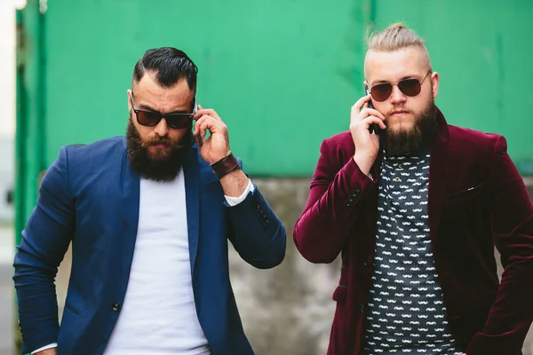 Zwei bärtige Geschäftsleute schauen aufs Telefon — Stockfoto