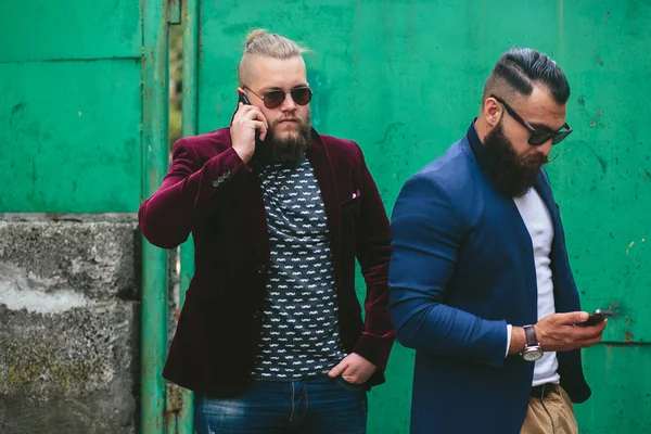 Two bearded businessman looking at phone — Stock Photo, Image