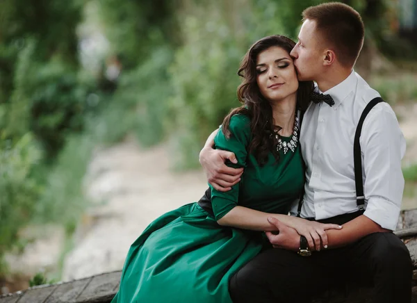 Man en vrouw aan het meer — Stockfoto