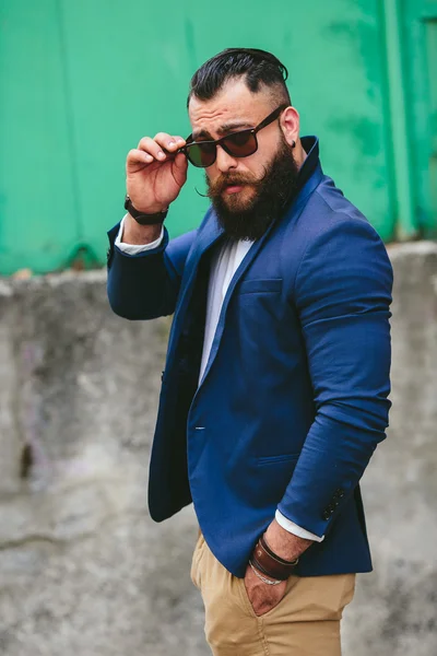 Elegante hombre barbudo camina por la ciudad —  Fotos de Stock