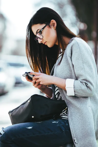 Modell mitten in der Stadt mit Telefon — Stockfoto