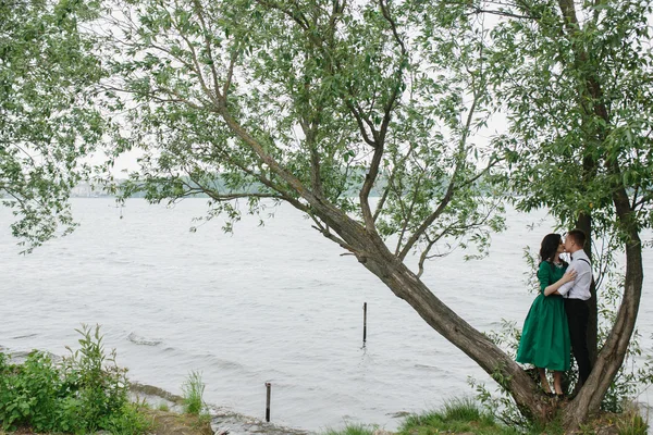 Homme et femme au bord du lac — Photo