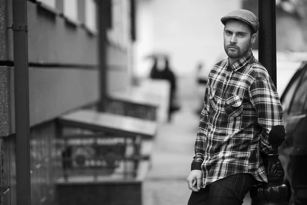 Homem confiante posando em jeans selvedge — Fotografia de Stock