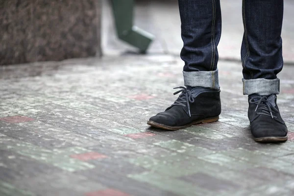 Uomo sicuro di sé posa in jeans cimosa — Foto Stock