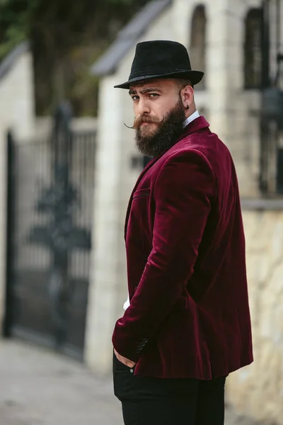 Hombre rico con barba caminar en la calle —  Fotos de Stock