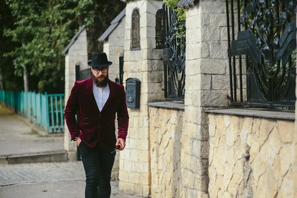 Hombre rico con barba caminar en la calle —  Fotos de Stock