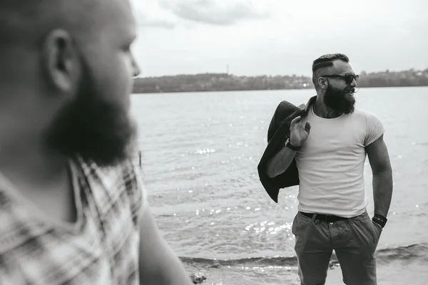 Два стильных бородатых человека — стоковое фото