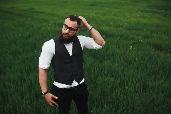 Bir sakallı adam alanında düşünme — Stok fotoğraf