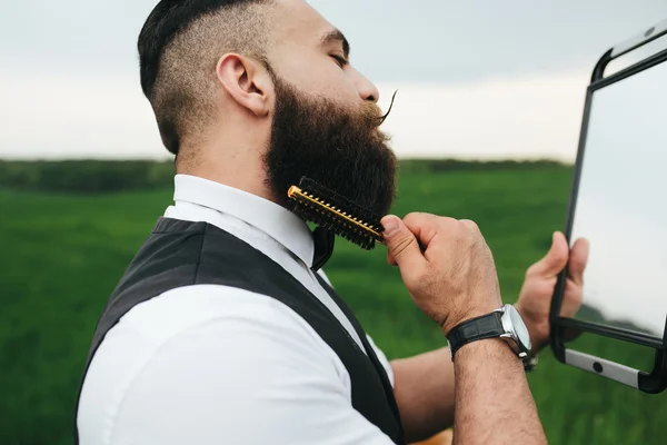 Bearded man preparing to shave in the field — Stock Photo, Image