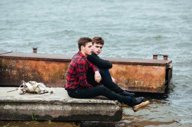 İki arkadaş iskelede rahatlatıcı.