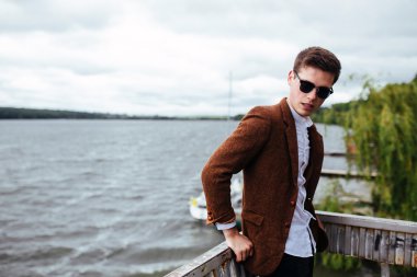 iskelede poz güneş gözlüklü adam