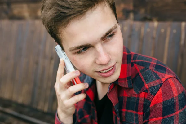 Homem falando no smartphone — Fotografia de Stock