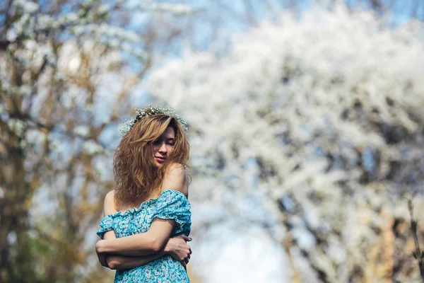 Retrato de una hermosa niña floreciendo árboles — Foto de Stock