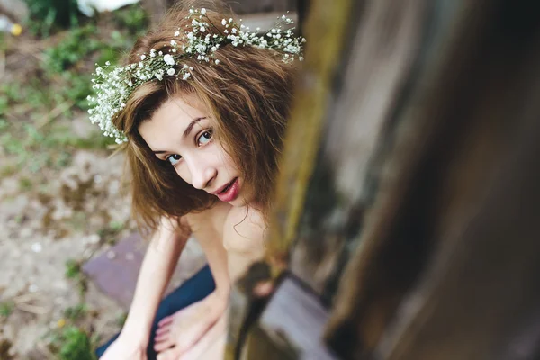 Belle fille dans une couronne — Photo