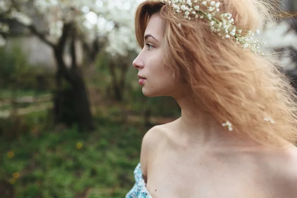 Portrét krásné dívky kvetoucí stromy — Stock fotografie