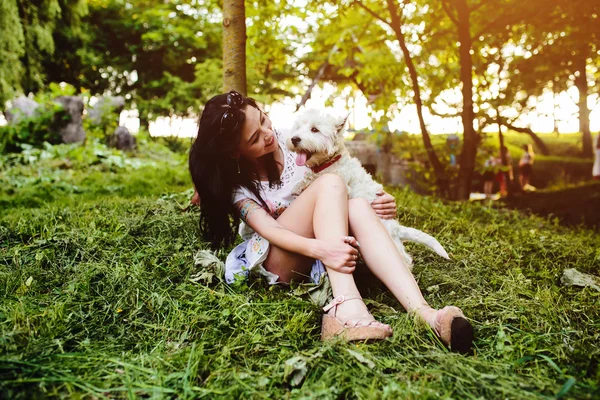 Chica con su perro — Foto de Stock