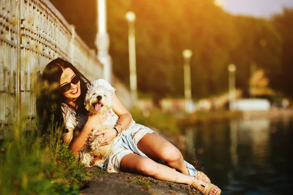 Menina com um cão no lago — Fotografia de Stock
