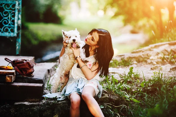 Chica con su perro — Foto de Stock