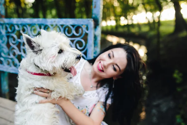 Chica jugando con un perro — Foto de Stock